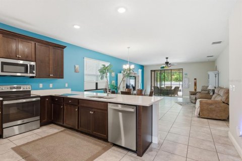 House in New Port Richey, Florida 3 bedrooms, 182.09 sq.m. № 2223593 - photo 4