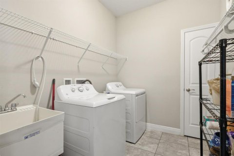 House in New Port Richey, Florida 3 bedrooms, 182.09 sq.m. № 2223593 - photo 21