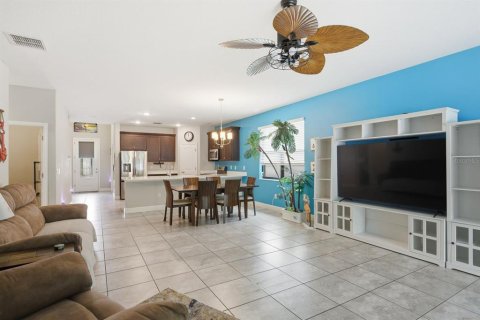 House in New Port Richey, Florida 3 bedrooms, 182.09 sq.m. № 2223593 - photo 10