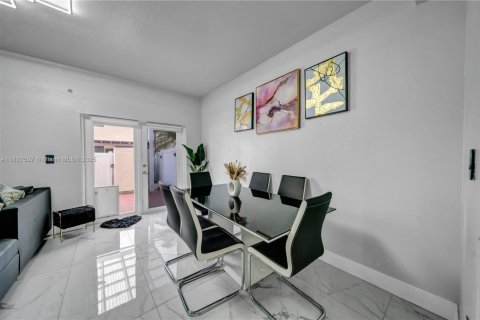 Townhouse in Hialeah, Florida 3 bedrooms, 132.11 sq.m. № 1799097 - photo 11