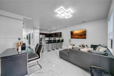 Townhouse in Hialeah, Florida 3 bedrooms, 132.11 sq.m. № 1799097 - photo 10