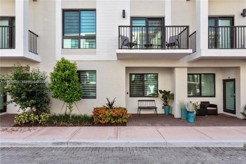 Condo in Doral, Florida, 3 bedrooms  № 2031318 - photo 1