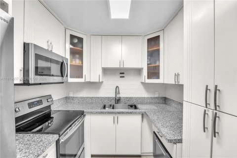 Copropriété à louer à Miami, Floride: 2 chambres, 88.16 m2 № 2046875 - photo 10