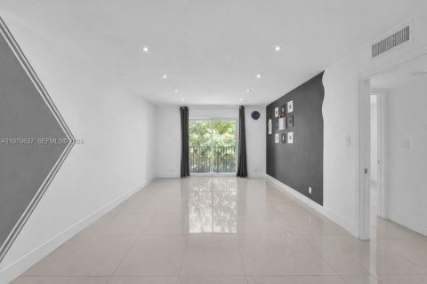 Copropriété à louer à Miami, Floride: 2 chambres, 88.16 m2 № 2046875 - photo 4