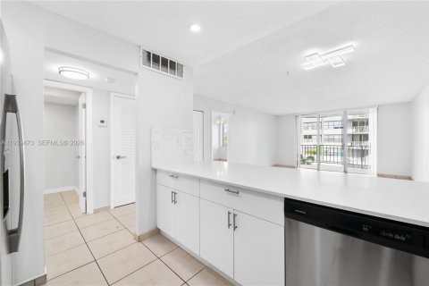 Condo in North Miami Beach, Florida, 1 bedroom  № 2055372 - photo 3