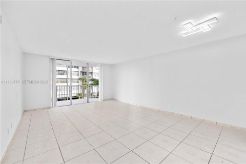 Condo in North Miami Beach, Florida, 1 bedroom  № 2055372 - photo 2