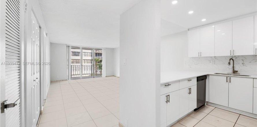 Condo in North Miami Beach, Florida, 1 bedroom  № 2055372