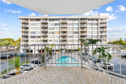 Condo in North Miami Beach, Florida, 1 bedroom  № 2055372 - photo 20