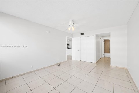 Condo in North Miami Beach, Florida, 1 bedroom  № 2055372 - photo 12