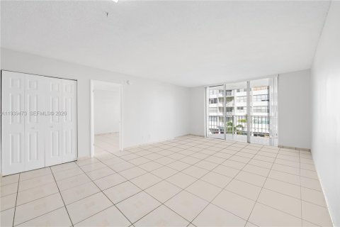 Condo in North Miami Beach, Florida, 1 bedroom  № 2055372 - photo 5
