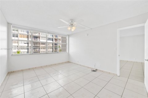 Condo in North Miami Beach, Florida, 1 bedroom  № 2055372 - photo 10