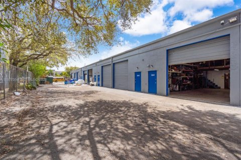 Commercial property in Lauderhill, Florida № 2041672 - photo 2