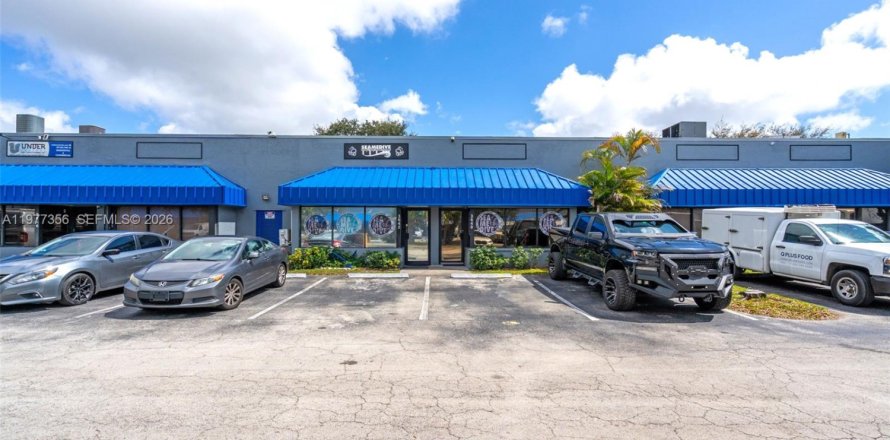 Commercial property in Lauderhill, Florida № 2041672