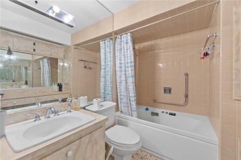 Immobilier commercial à vendre à Tampa, Floride: 6 chambres, 227.61 m2 № 2312804 - photo 8