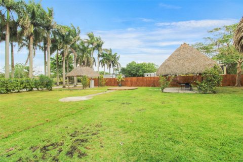 Propiedad comercial en venta en Miami, Florida № 1702031 - foto 27