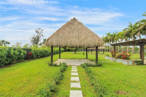 Propiedad comercial en venta en Miami, Florida № 1702031 - foto 11