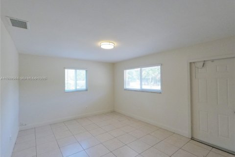 Villa ou maison à louer à Lake Worth, Floride: 2 chambres, 468.23 m2 № 1997488 - photo 3