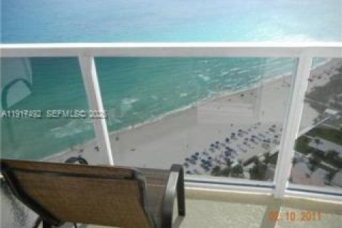 Condo in Sunny Isles Beach, Florida  № 1982852 - photo 1