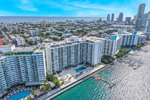 Condominio en Miami Beach, Florida, 1 dormitorio  № 2048414