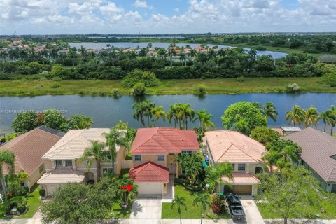 House in Miramar, Florida 4 bedrooms, 245.17 sq.m. № 2026523 - photo 5