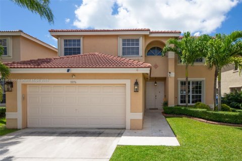 House in Miramar, Florida 4 bedrooms, 245.17 sq.m. № 2026523 - photo 1