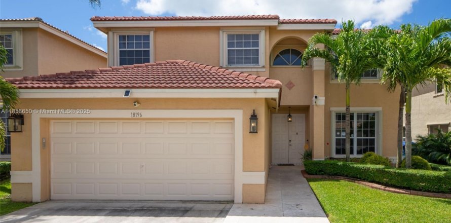 House in Miramar, Florida 4 bedrooms, 245.17 sq.m. № 2026523