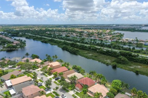 House in Miramar, Florida 4 bedrooms, 245.17 sq.m. № 2026523 - photo 7