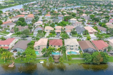 House in Miramar, Florida 4 bedrooms, 245.17 sq.m. № 2026523 - photo 9