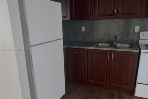 House in Miami, Florida 2 bedrooms, 250.46 sq.m. № 1949971 - photo 6