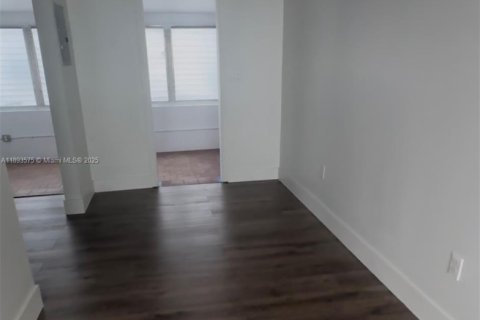 House in Miami, Florida 2 bedrooms, 250.46 sq.m. № 1949971 - photo 4