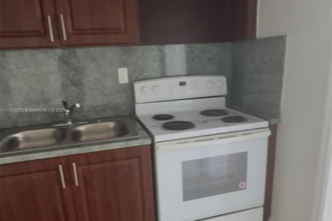 House in Miami, Florida 2 bedrooms, 250.46 sq.m. № 1949971 - photo 7