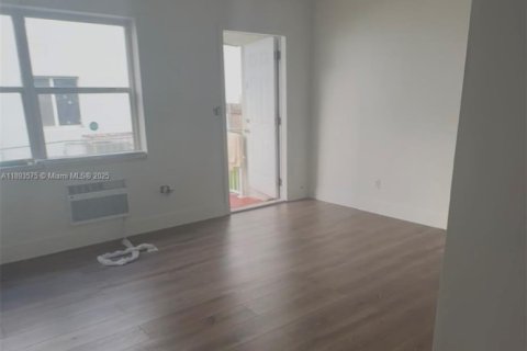 House in Miami, Florida 2 bedrooms, 250.46 sq.m. № 1949971 - photo 12