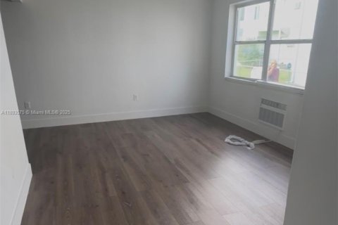 House in Miami, Florida 2 bedrooms, 250.46 sq.m. № 1949971 - photo 3