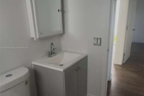 House in Miami, Florida 2 bedrooms, 250.46 sq.m. № 1949971 - photo 2