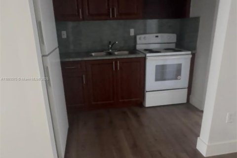 House in Miami, Florida 2 bedrooms, 250.46 sq.m. № 1949971 - photo 5