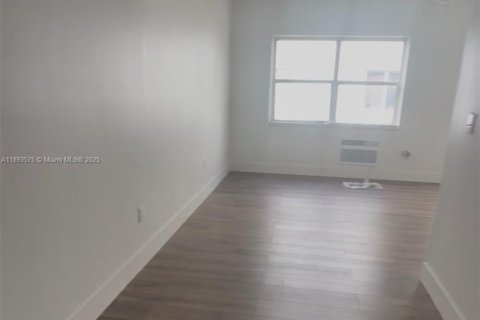 House in Miami, Florida 2 bedrooms, 250.46 sq.m. № 1949971 - photo 10