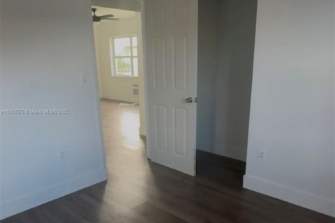 House in Miami, Florida 2 bedrooms, 250.46 sq.m. № 1949971 - photo 11