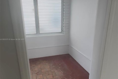 House in Miami, Florida 2 bedrooms, 250.46 sq.m. № 1949971 - photo 9