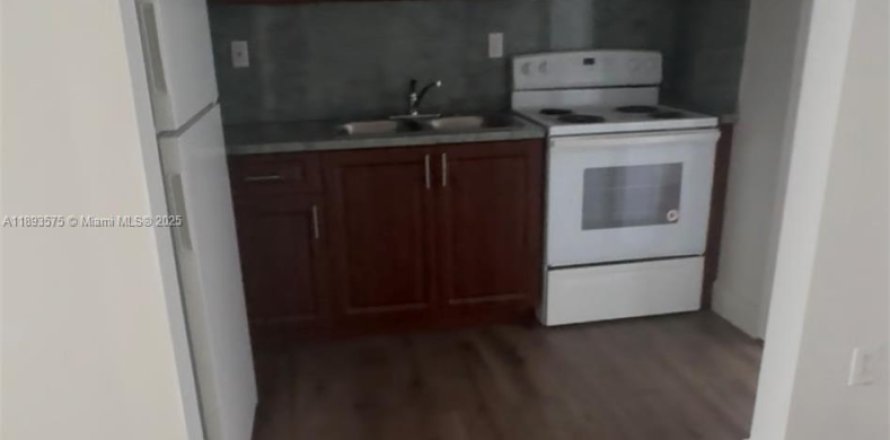 House in Miami, Florida 2 bedrooms, 250.46 sq.m. № 1949971