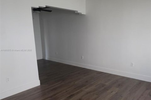 House in Miami, Florida 2 bedrooms, 250.46 sq.m. № 1949971 - photo 8