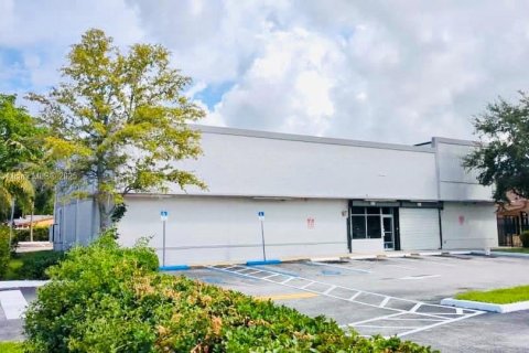Commercial property in Miami Gardens, Florida № 2246910