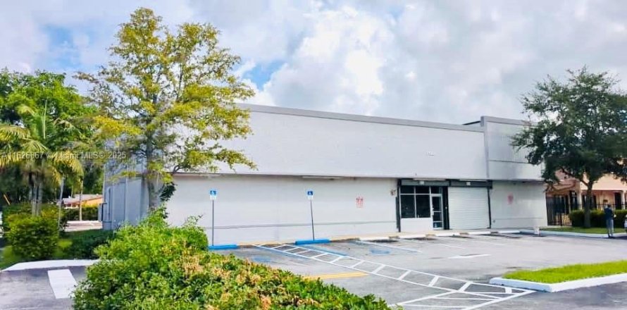 Commercial property in Miami Gardens, Florida № 2246910