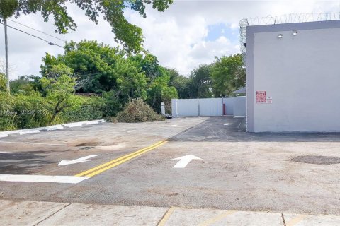 Commercial property in Miami Gardens, Florida № 2246910 - photo 4