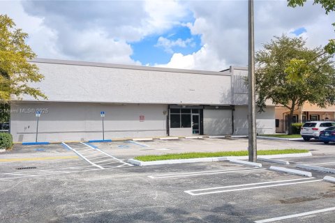 Commercial property in Miami Gardens, Florida № 2246910 - photo 3