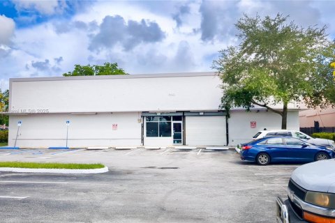 Commercial property in Miami Gardens, Florida № 2246910 - photo 2