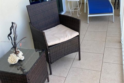 Купить кондоминиум в Дания-Бич, Флорида 1 спальня, 57.6м2, № 1948730 - фото 12