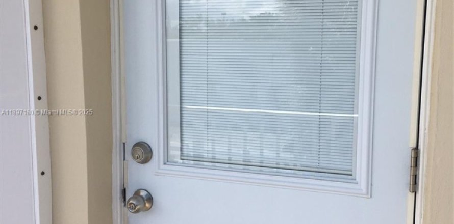 Кондоминиум с 1 спальней в Дания-Бич, Флорида № 1948730