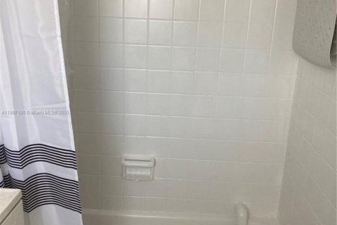 Купить кондоминиум в Дания-Бич, Флорида 1 спальня, 57.6м2, № 1948730 - фото 11