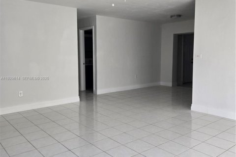 House in Miami, Florida 3 bedrooms, 143.07 sq.m. № 1988472 - photo 13