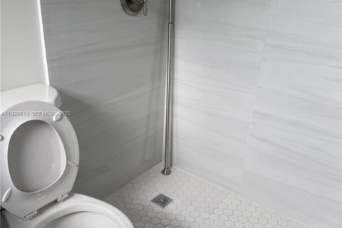 Снять в аренду виллу или дом в Майами, Флорида 3 спальни, 143.07м2, № 1988472 - фото 1